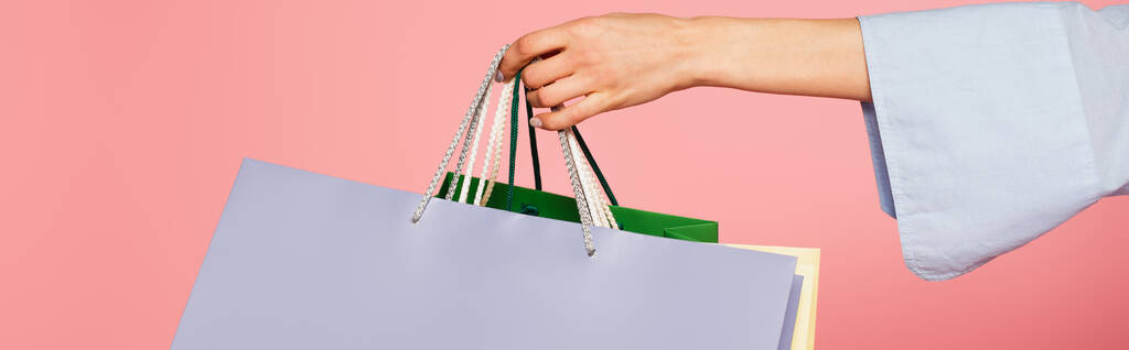 Vágott kilátás nő gazdaság bevásárló táskák elszigetelt rózsaszín, banner  - Fotó, kép