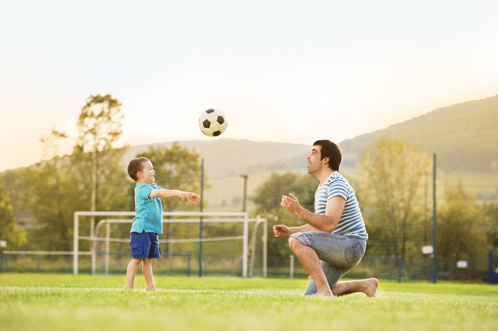 Baba ile oğul futbol oynayan - Fotoğraf, Görsel