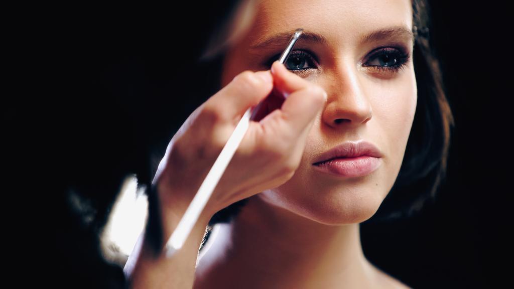 make-up kunstenaar styling wenkbrauw op jonge vrouw  - Foto, afbeelding
