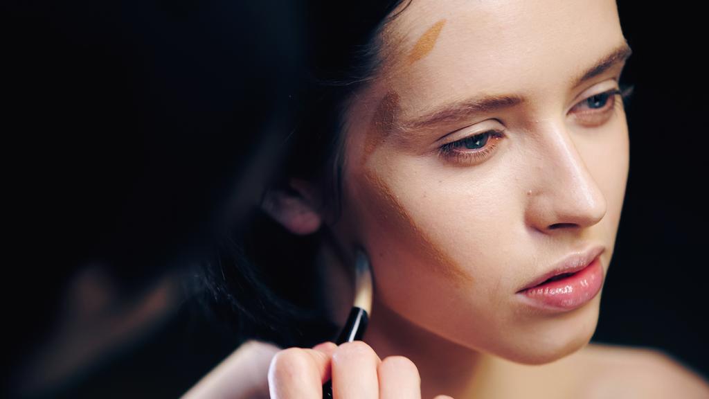 artista de maquiagem borrada fazendo contorno rosto de modelo com escova cosmética - Foto, Imagem
