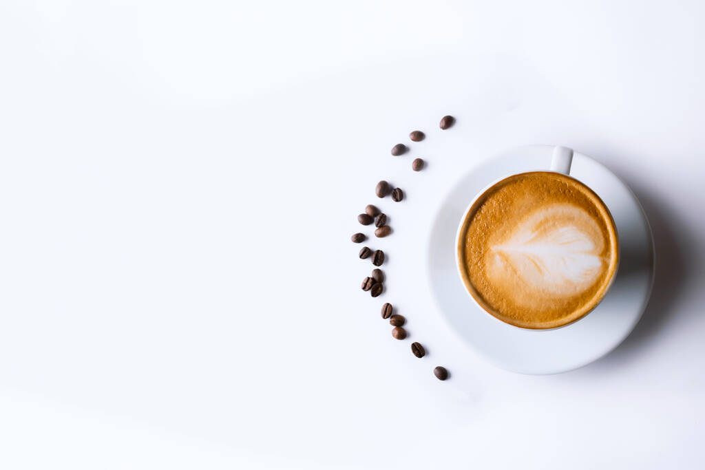 Beyaz arkaplanlı, beyaz kahve fincanında Latte kahve. Cappuccino kahvesi. - Fotoğraf, Görsel
