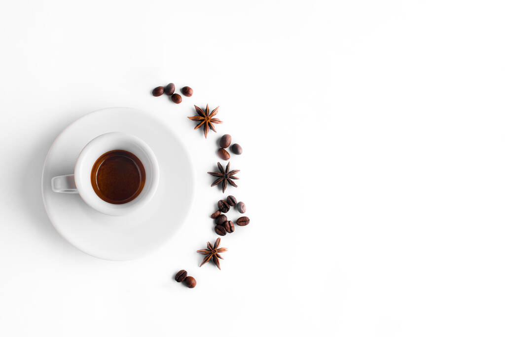 белый кофе чашки и бобы на белом фоне, Кубок espresso.Top вид - Фото, изображение