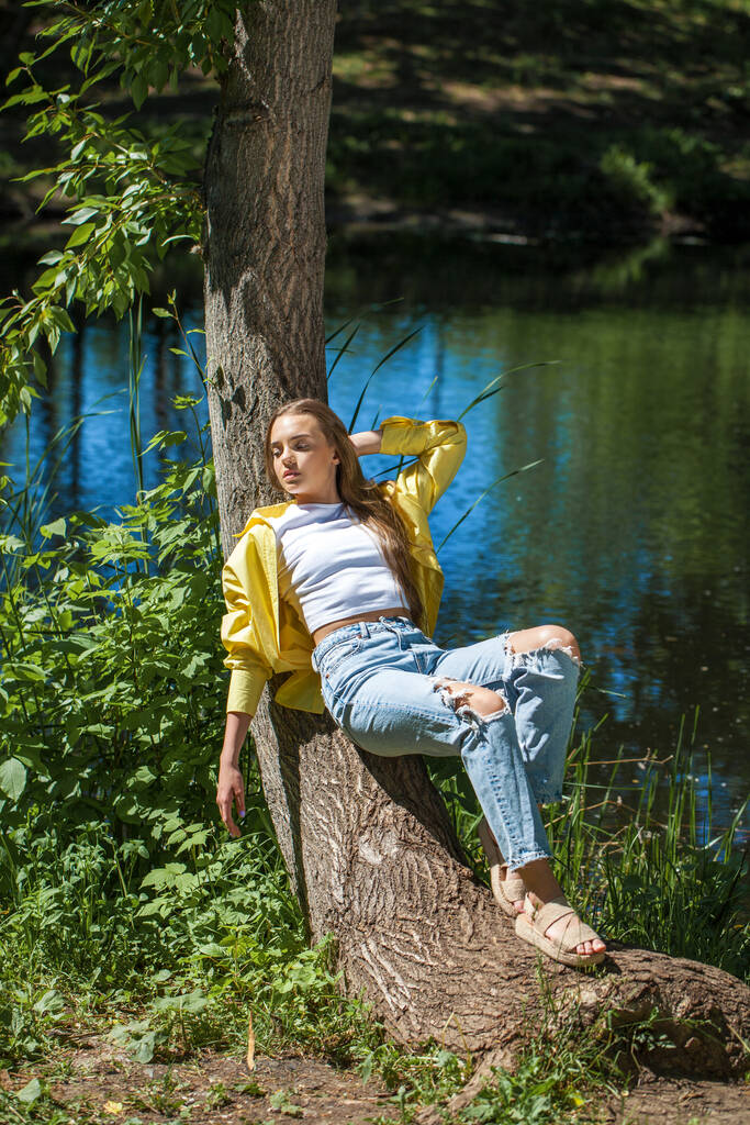 Портрет молодої красивої блондинки в жовтій сорочці
 - Фото, зображення