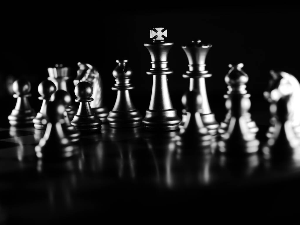Un plano a escala de grises de piezas de ajedrez en un tablero de ajedrez - Foto, Imagen