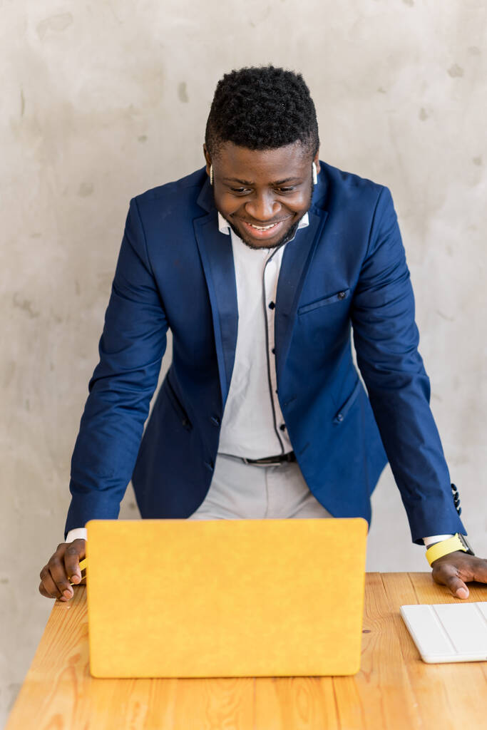 empresário afro-americano trabalhando com laptop  - Foto, Imagem