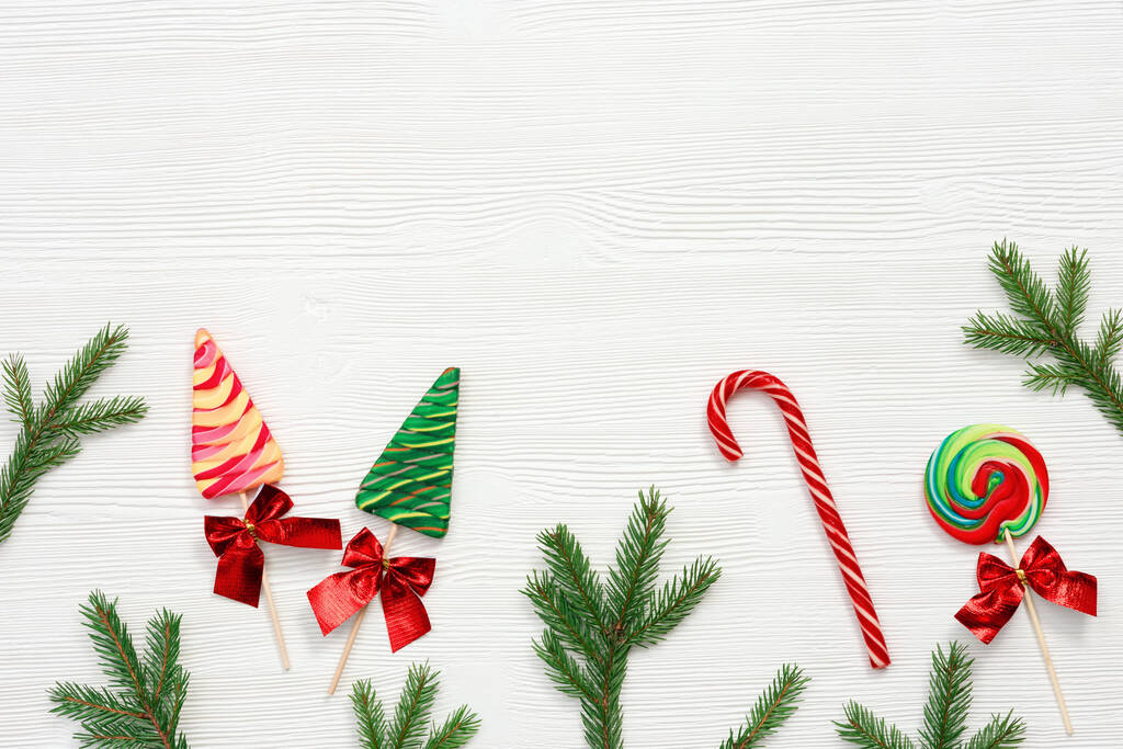 Colorido caramelo remolino de Navidad, bastones de dulces tradicionales de Año Nuevo, fondo de comida dulce de Navidad. Piso tendido, Vista superior. - Foto, imagen