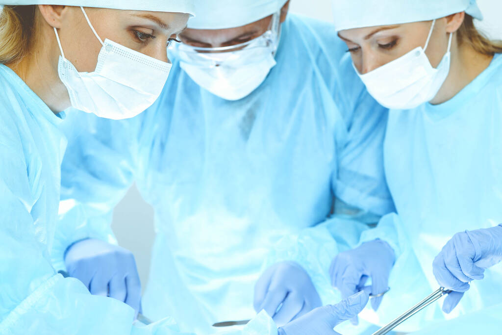 Grupa chirurgów operuje w szpitalu. Koncepcja opieki zdrowotnej - Zdjęcie, obraz
