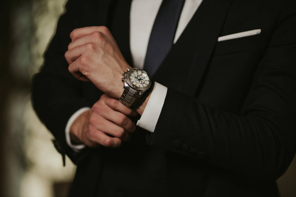 Чоловік-менеджер, який фіксує годинник
 - Фото, зображення