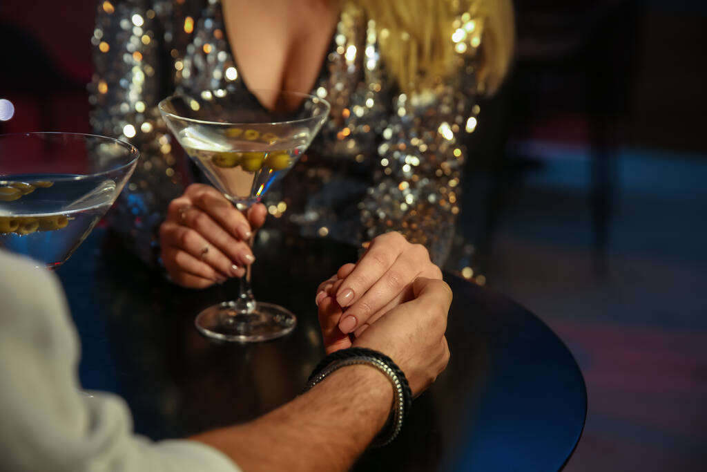 Чоловік і жінка фліртують один з одним в барі, крупним планом
 - Фото, зображення