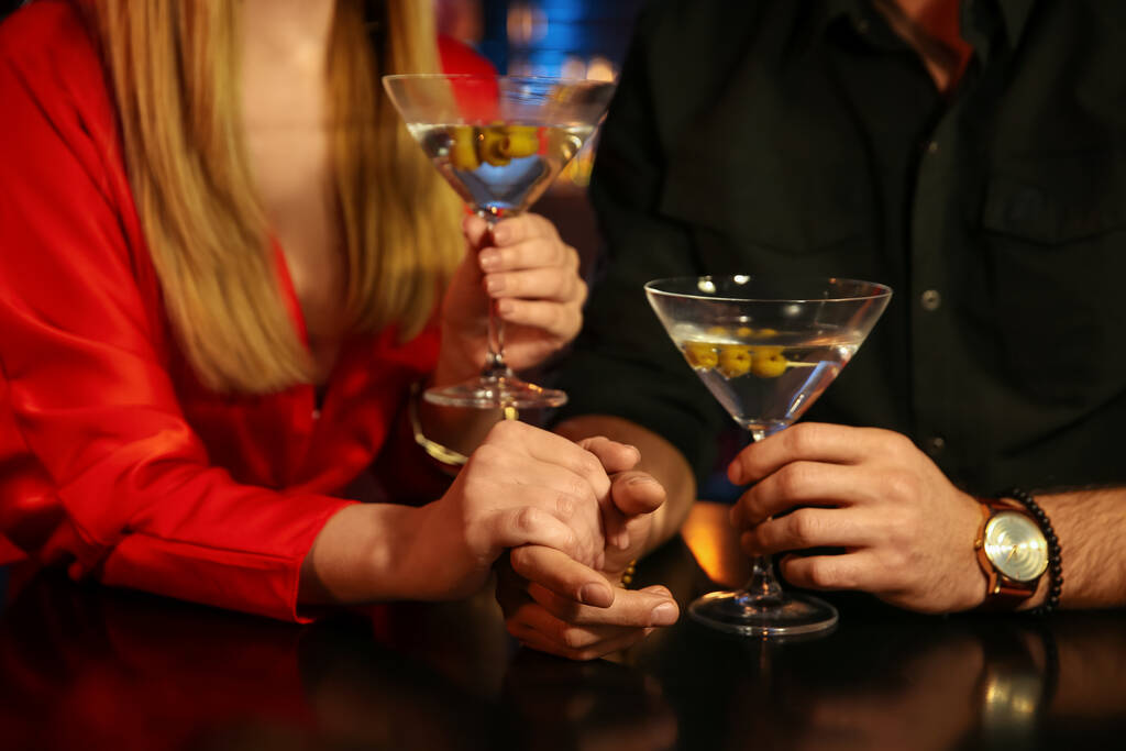 Kadın ve erkek barda flört ediyor, yakın çekim. - Fotoğraf, Görsel