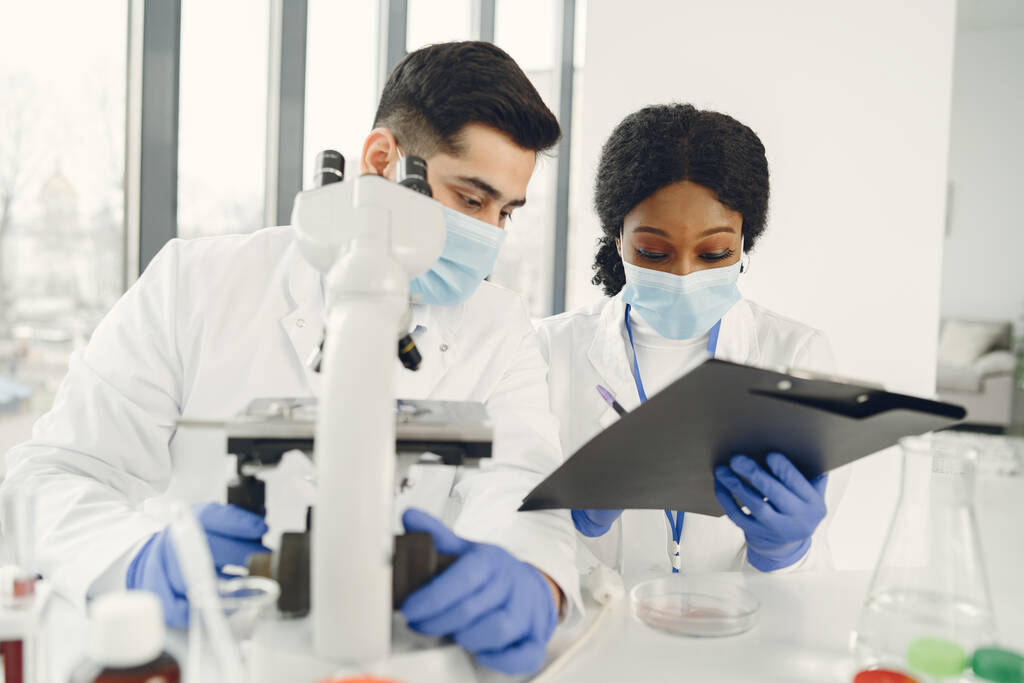 Ερευνητές που δημιουργούν εμβόλιο για το covid-19 σε ένα εργαστήριο - Φωτογραφία, εικόνα