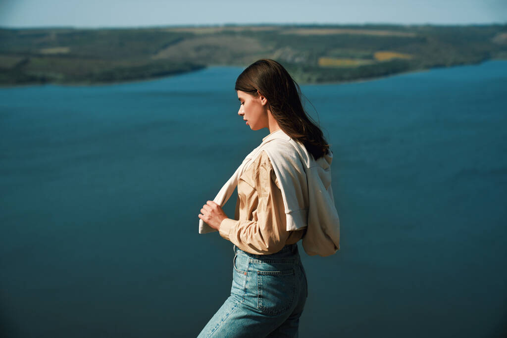 Vrouw op de top van de berg bij Dnjestr rivier - Foto, afbeelding