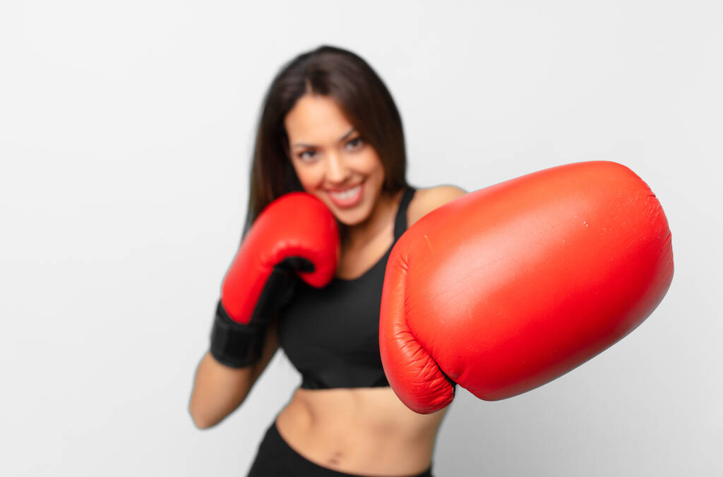 jeune hispanique femme fitness concept et boxe - Photo, image