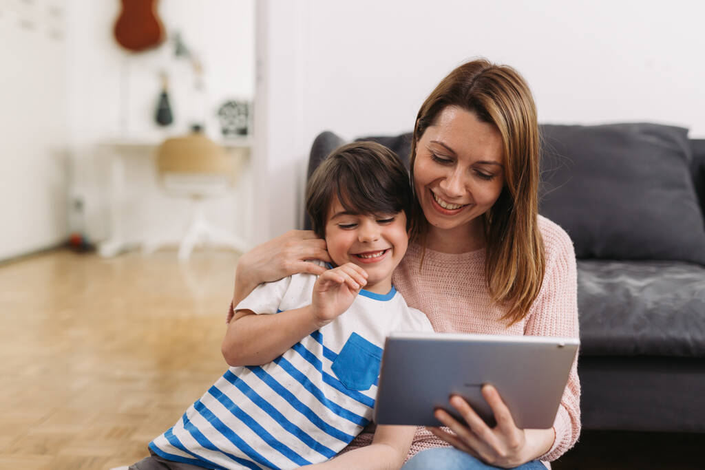 mãe e filho usando tablet digital para videochamada - Foto, Imagem
