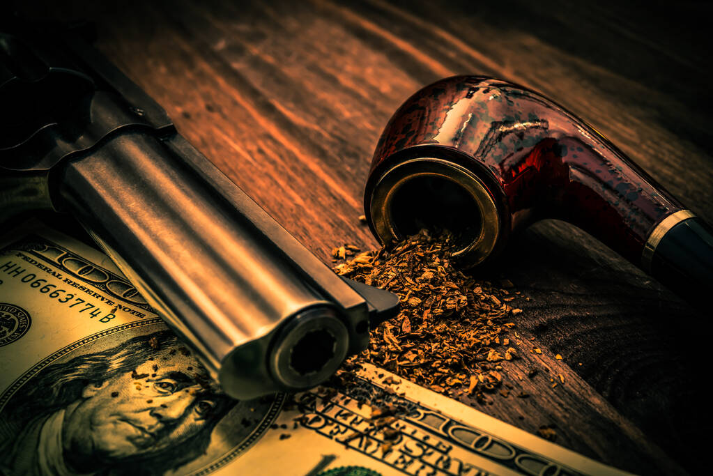 Argent et un pistolet avec un tuyau sur une table en bois - Photo, image