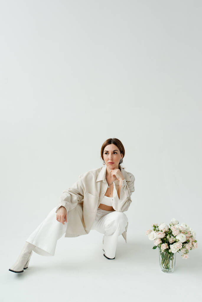 modelo de moda en ropa blanca fotografía en el estudio de una hermosa joven - Foto, imagen