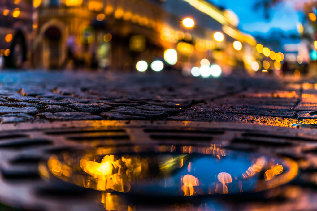 Le luci della città della sera dopo la pioggia, fari fro - Foto, immagini