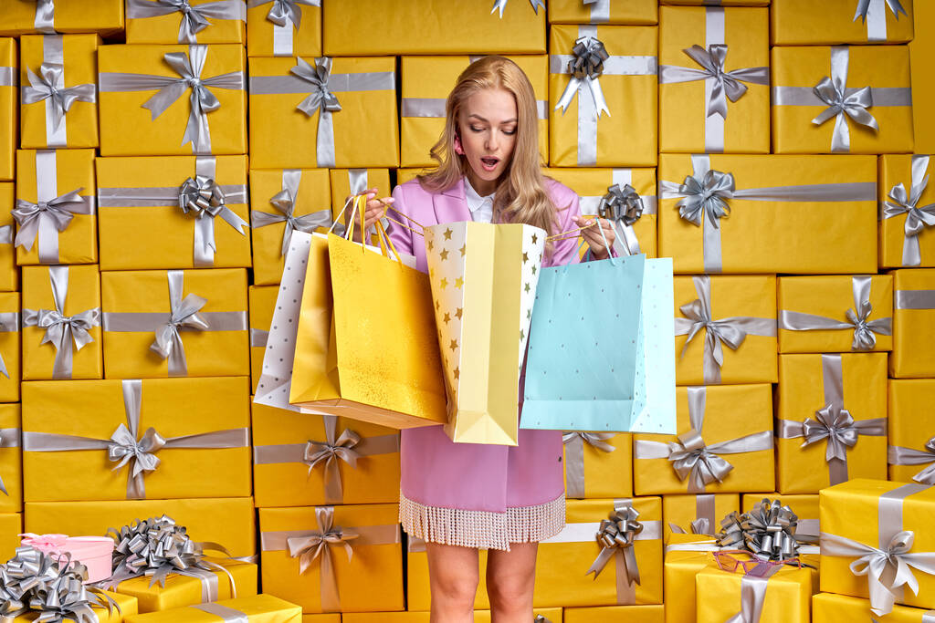 Mulher shopaholic feliz surpreso com lotes de sacos de compras, se divertindo e comemorando, espaço em branco cópia - Foto, Imagem