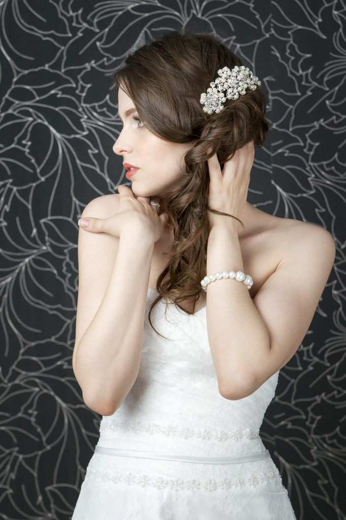 Професійна зачіска для макіяжу нареченої
 - Фото, зображення
