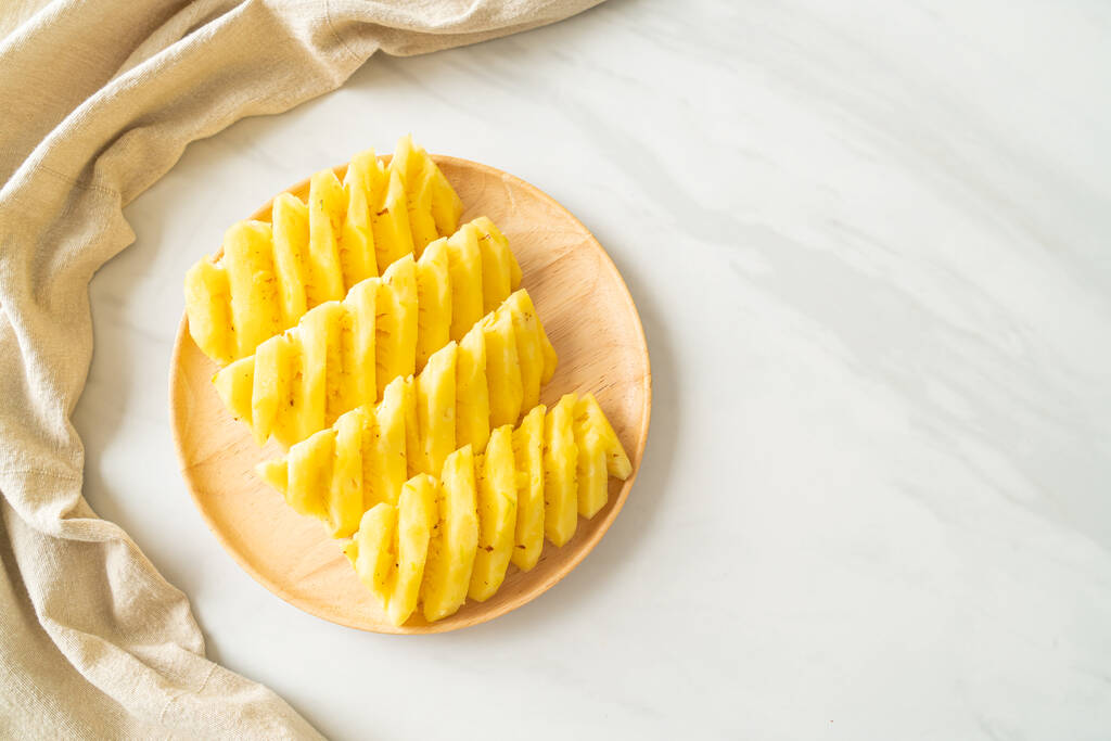 čerstvý ananas nakrájený na dřevěný talíř - Fotografie, Obrázek