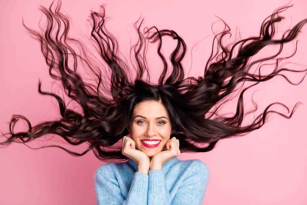 Photo drôle jeune femme paumes pommettes vent souffler ondulé coiffure porter pull bleu isolé couleur rose fond - Photo, image