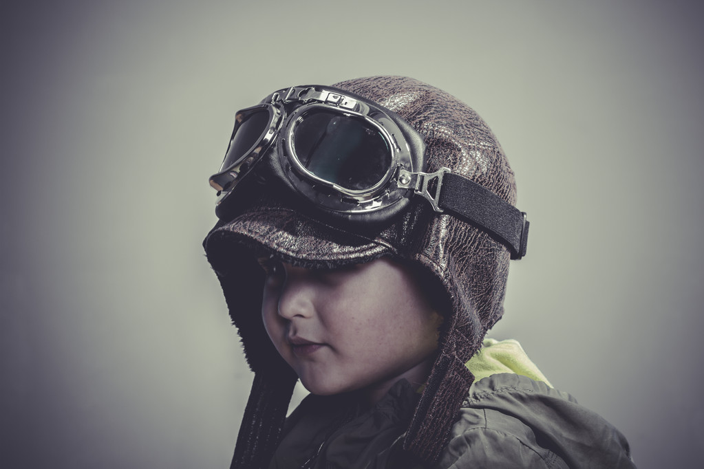 дитина одягнена в авіаційний капелюх і окуляри
 - Фото, зображення