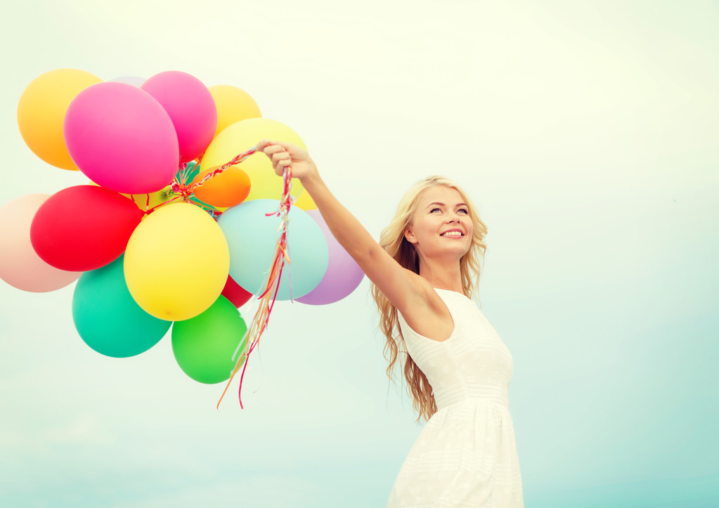Mulher sorridente com balões coloridos fora
 - Foto, Imagem