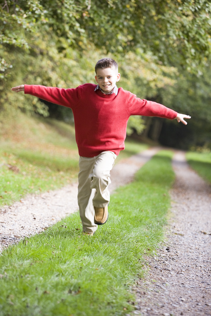 Jeune garçon courant le long du sentier forestier en automne
 - Photo, image