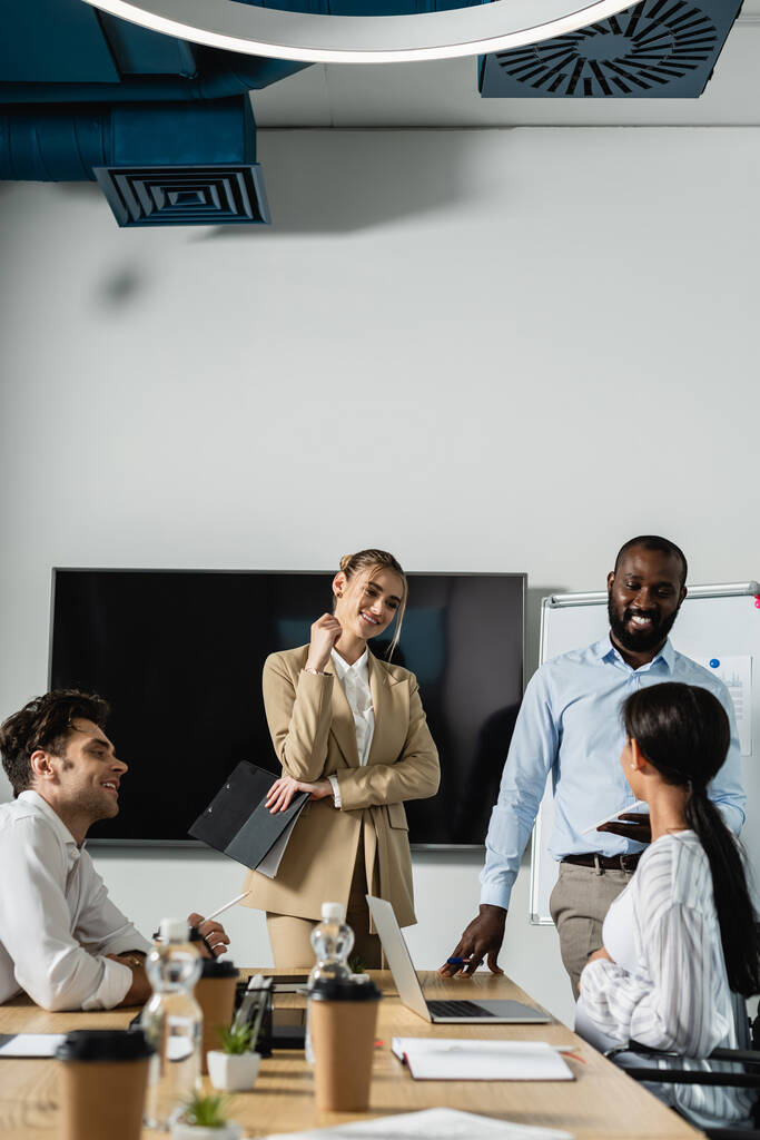 gelukkig interraciale zakenmensen praten in conference room - Foto, afbeelding