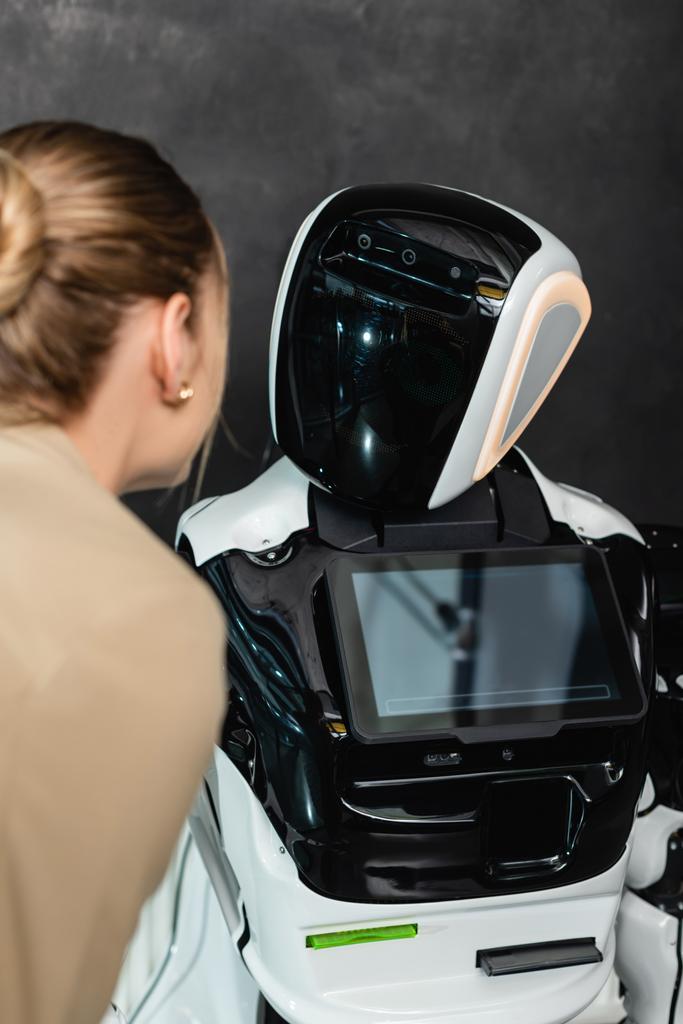 joven empresaria cerca de robot humanoide en la oficina - Foto, Imagen