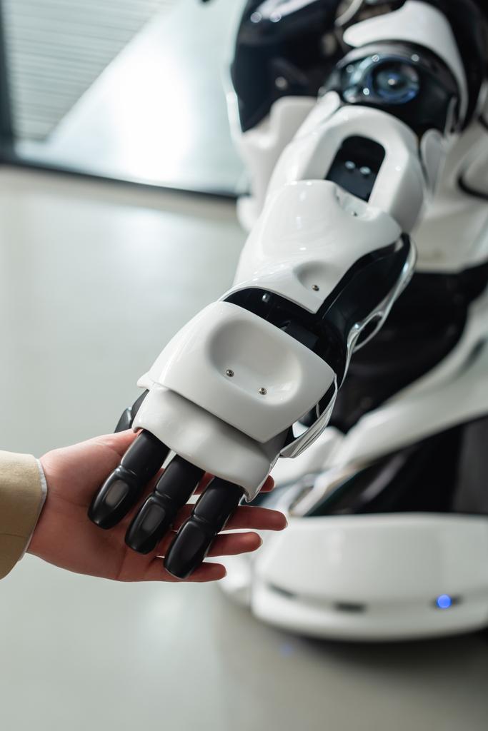 обрезанный взгляд бизнесвумен трогательная рука гуманоидного робота в офисе - Фото, изображение
