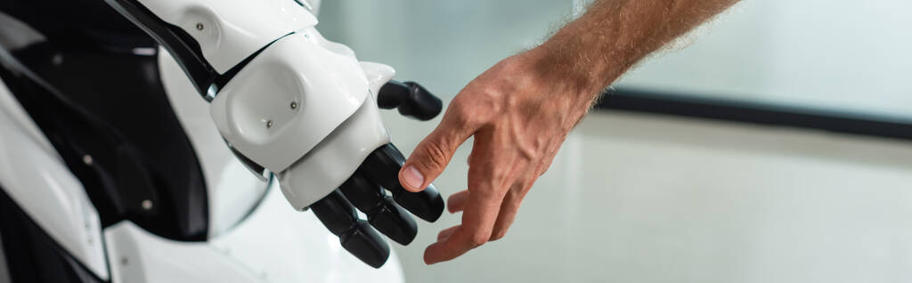 частичное представление инженера касающейся руки гуманоидного робота, баннер - Фото, изображение