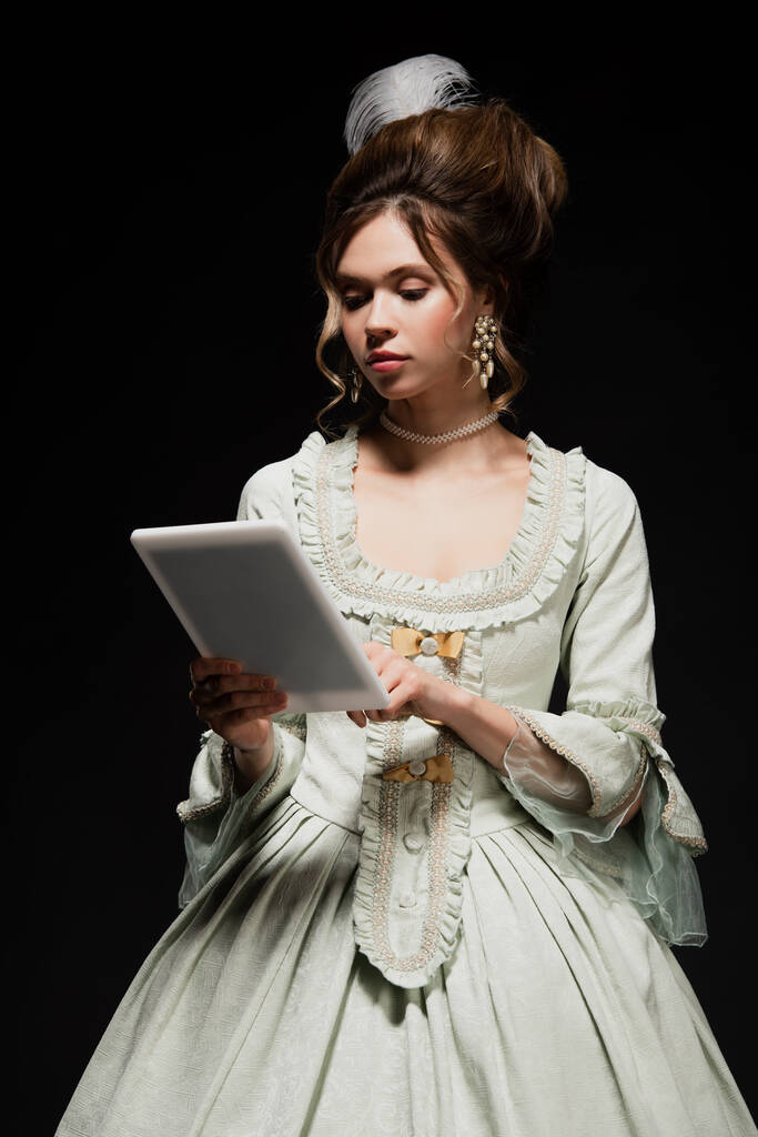 чарівна жінка в ретро-стилі в елегантній сукні з використанням цифрового планшета ізольована на сірому
 - Фото, зображення