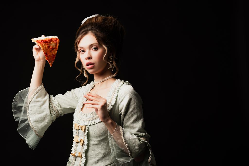 Lezzetli pizzası olan klasik tarzda bir kadın siyah kameraya bakıyor. - Fotoğraf, Görsel