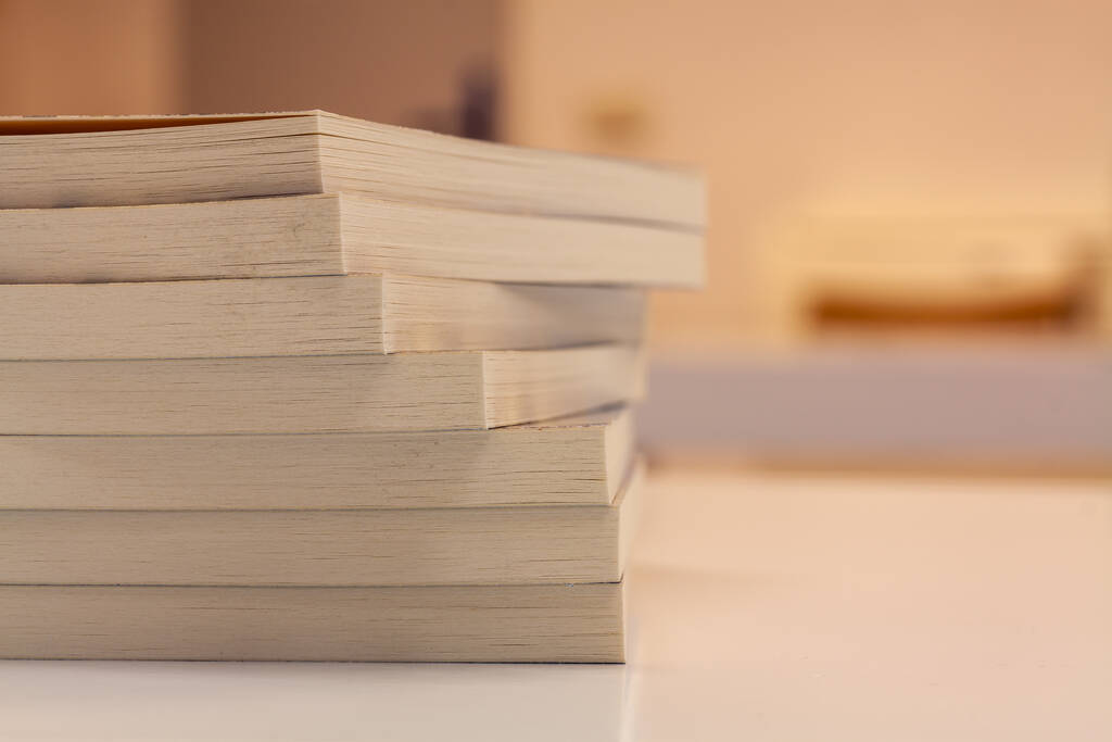 Un gros plan de livres sur un fond blanc flou - Photo, image