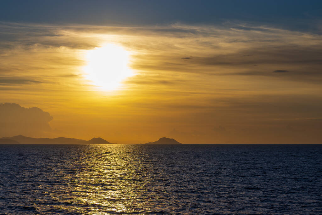 Piękny zachód słońca nad morzem - Zdjęcie, obraz