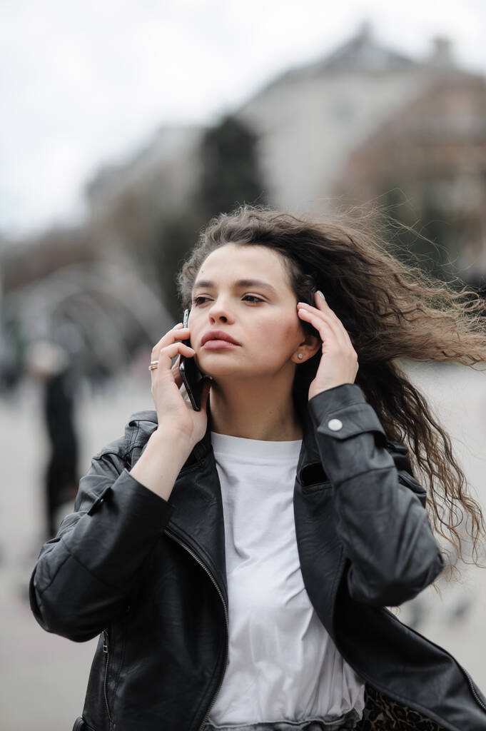 Piękna kobieta rozmawiająca przez telefon - Zdjęcie, obraz