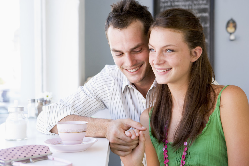 Молода пара п'є чай в кафе
 - Фото, зображення