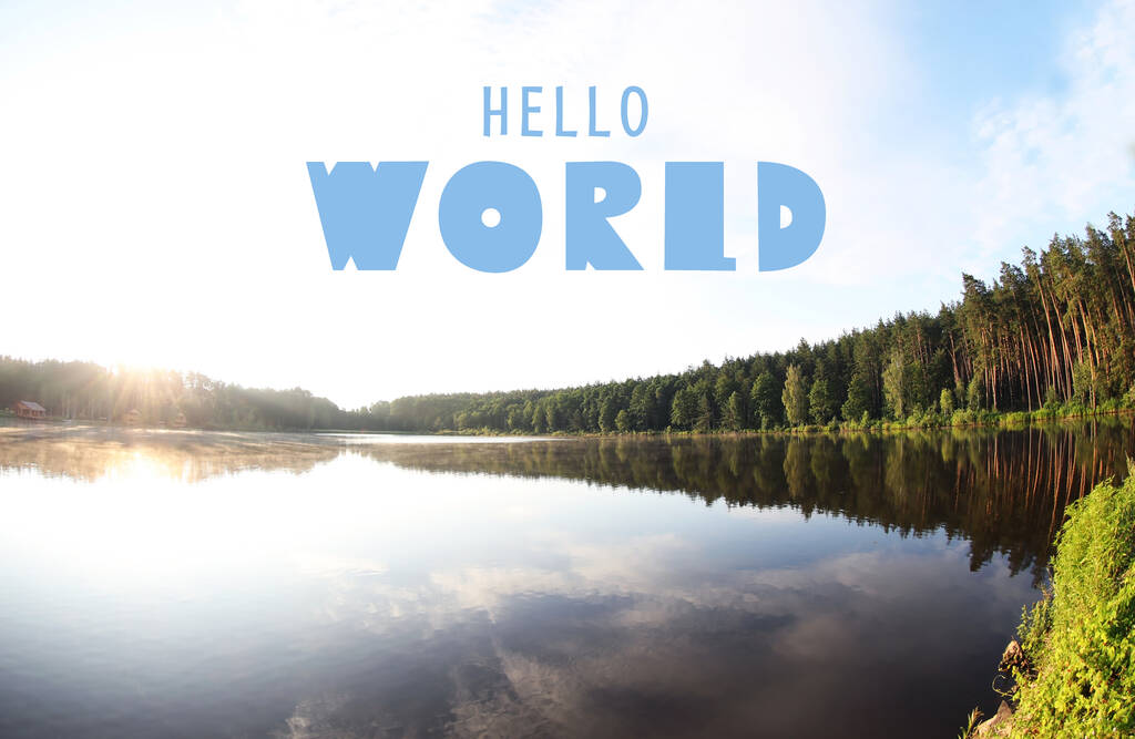 Hallo Welt. Schöne Landschaft mit Wald und Häusern am See - Foto, Bild
