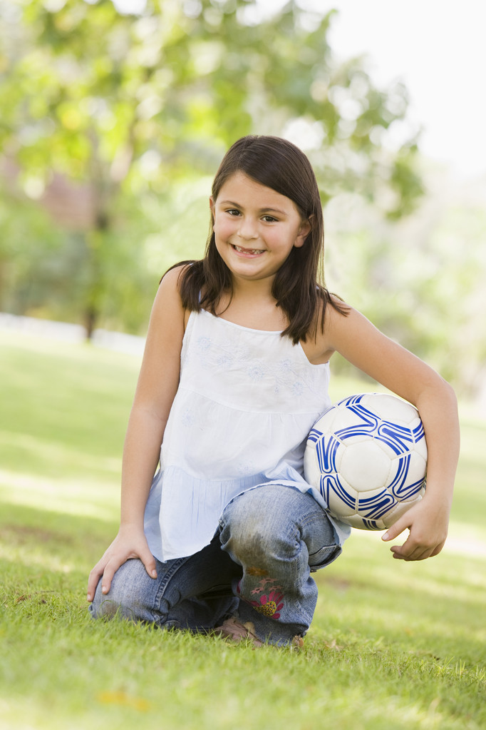 dziewczyna gospodarstwa piłki nożnej w parku - Zdjęcie, obraz