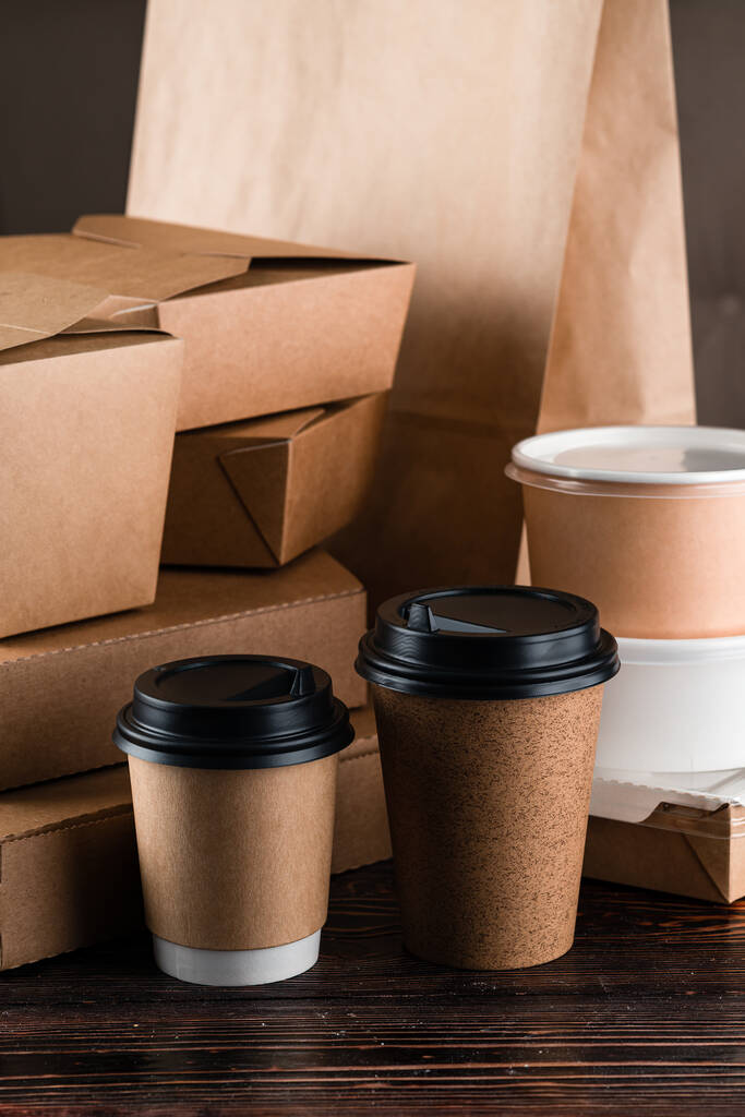 Set Ökogläser für heißen Kaffee und Tee zum Mitnehmen, Ökogläser zum Mitnehmen, Bastelpapier-Geschirr. Recycling und plastikfreies Konzept. Kaffeetassen zum Mitnehmen - Foto, Bild