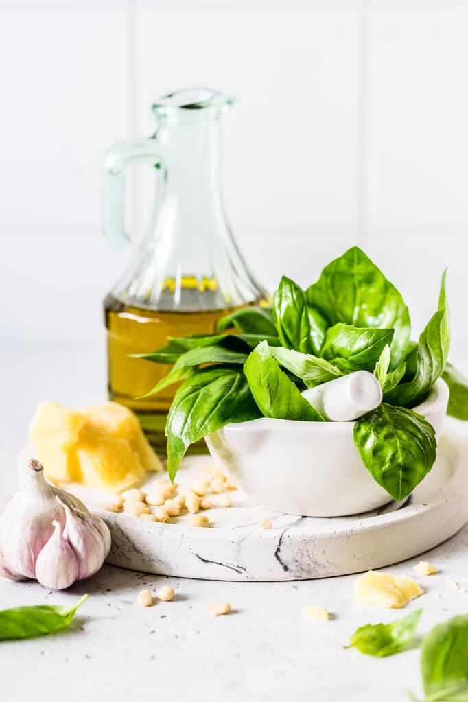 Ingredientes del pesto: Albahaca fresca, piñones, aceite de oliva y queso - Foto, Imagen