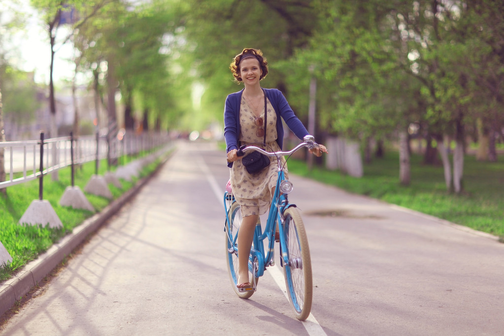 κορίτσι με το ποδήλατο στο πάρκο - Φωτογραφία, εικόνα
