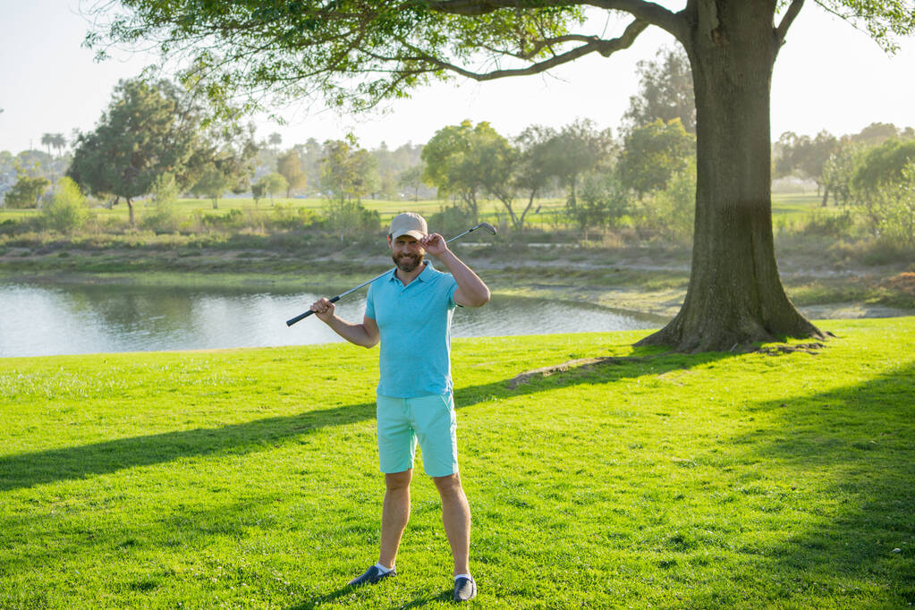 Golfer βάζοντας μπάλα του γκολφ στο πράσινο γκολφ. - Φωτογραφία, εικόνα