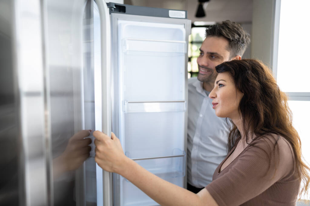 Koppel het kopen van koelkast met consumentenkrediet - Foto, afbeelding