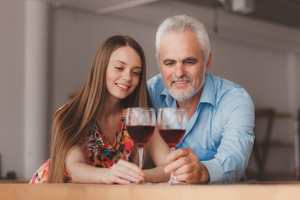 Paar hält Weinglas in der Hand - Foto, Bild