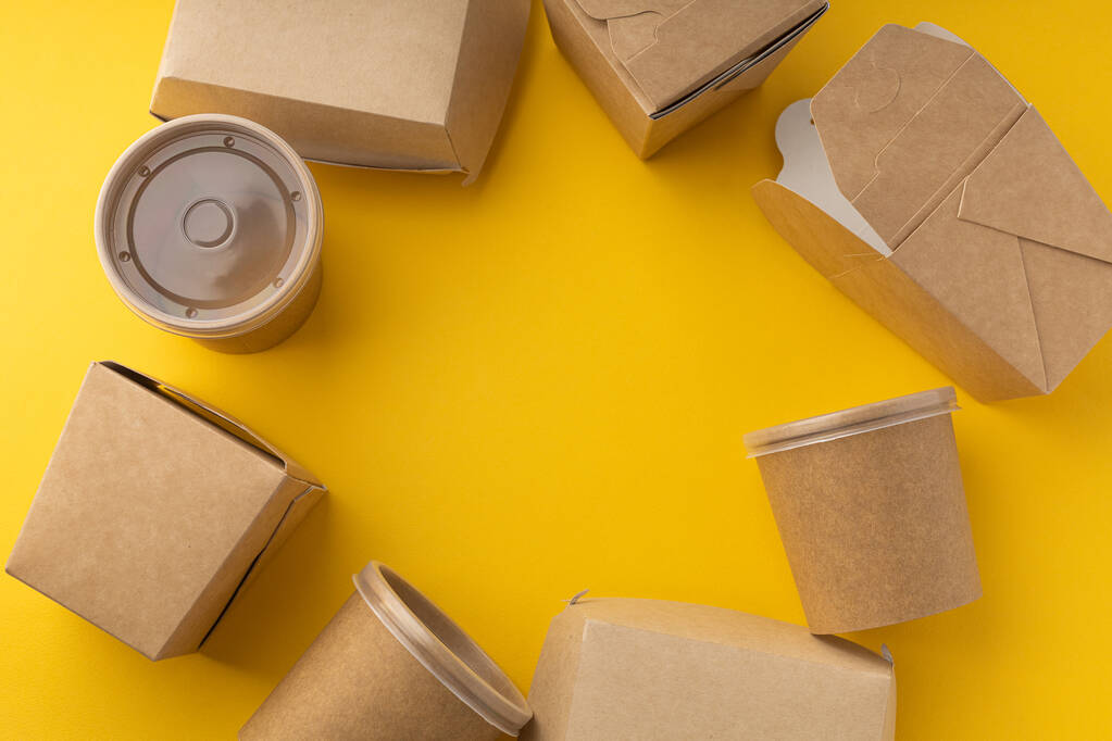 Пластиковые коробки для доставки продуктов питания на ярком фоне - Фото, изображение
