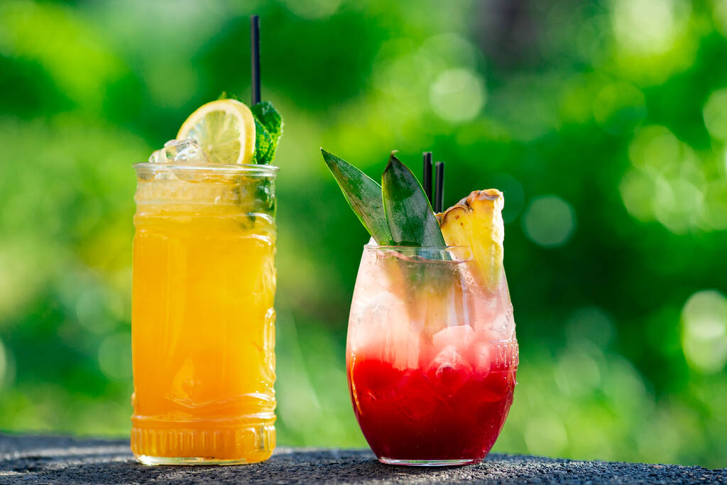 letní koktejly na zeleném pozadí - Fotografie, Obrázek