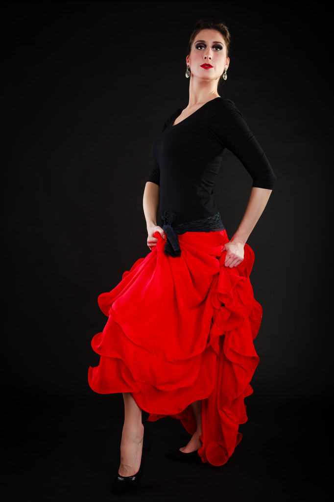 dans. Spaans meisje in rode rok flamenco dansen - Foto, afbeelding