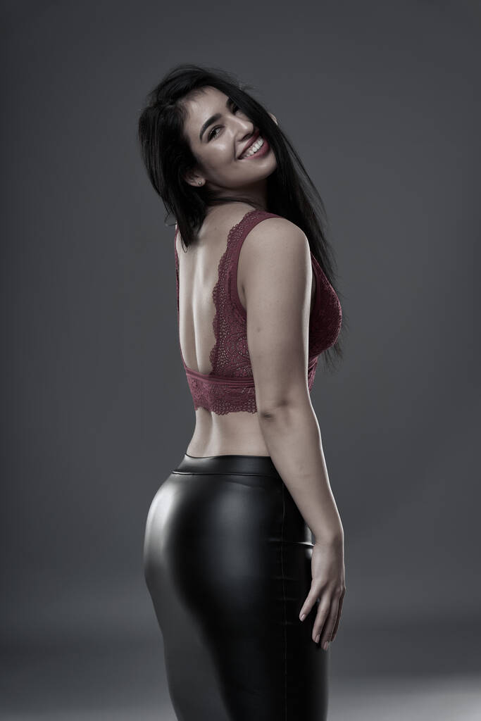 Латиноамериканка плюс размер красивая молодая женщина на сером фоне - Фото, изображение